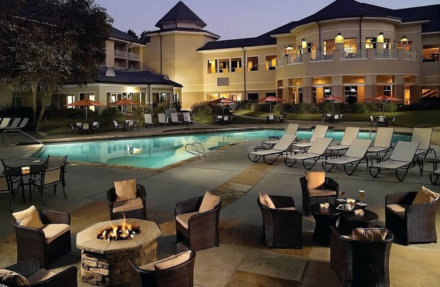 Great Amenities! Pets Allowed, Pool, Parking! Minutes to Dinosaur Explore!