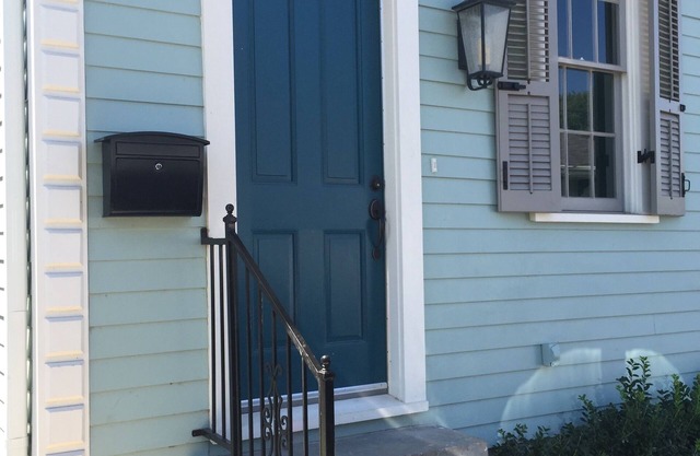 Great Central Location For All Your NOLA Fun. Large 2 Bd Right Off Magazine St.