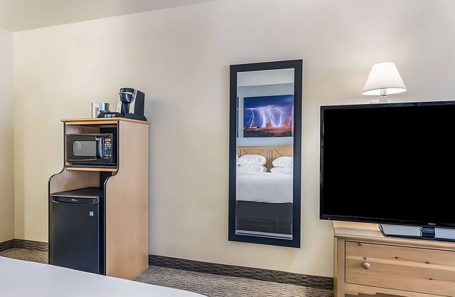 Great Escape in Red Lion Inn & Suites Goodyear Phoenix! Pool, Gym, Breakfast