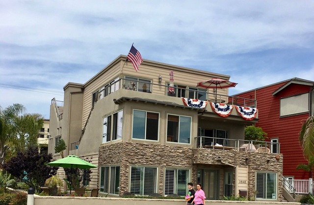 Great Family Location! Grass, Sand, Bay & SUV + parking