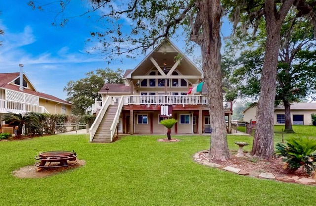 Great for Big Groups & Families! Waterfront, Boathouse, Pool Table, Dog-Friendly