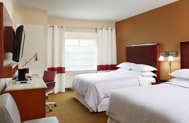 Great for Groups! 3 Comfortable Units, Onsite Pool, FREE Parking