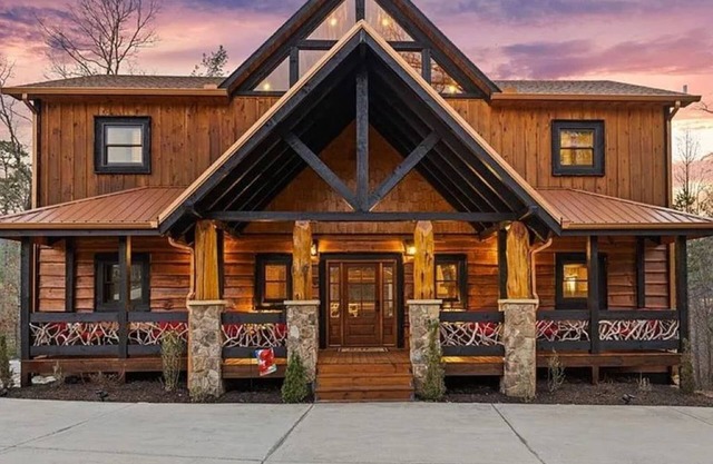 Great Getaway Lodge: Large Family sized cabin with expansive outdoor space.