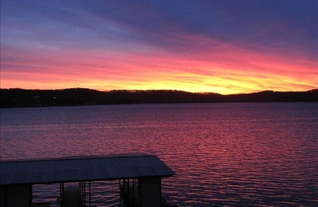 Great lake front Location-Gorgeous View- a Lake House Getaway Near Laurie