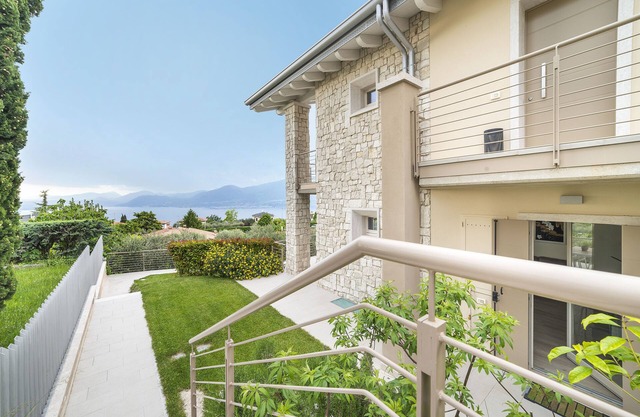 GREAT LAKE VIEW - PRIVATE GARDEN - JACUZZI