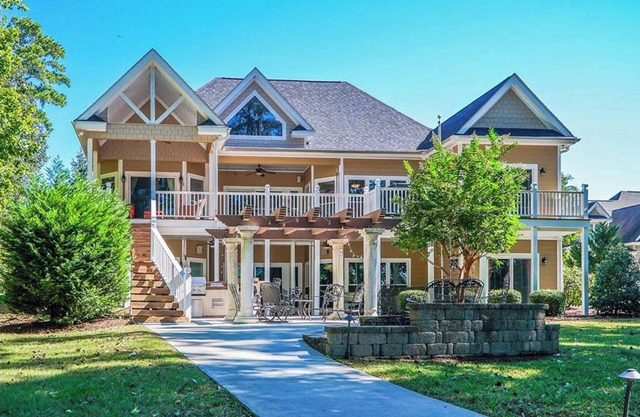 Great location, Hot tub, Kayaks, Water Bouncer and Mat, Paddleboards, Pool Table