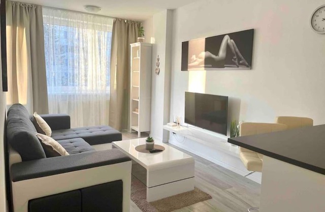 Great location, private parking, new apt