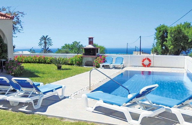 Great location to explore the area’s coves & bays