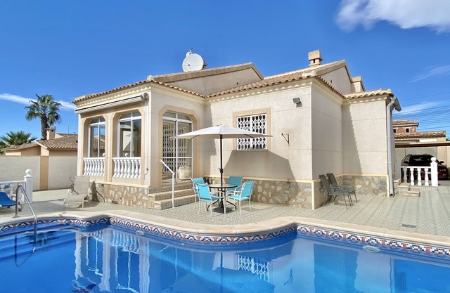 Great location ! Villa with Pool in Heart of Quesada, Air con , WIFI