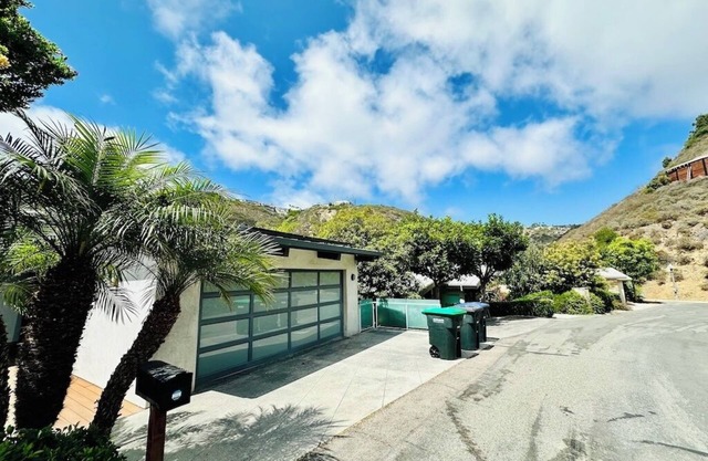 Great private 1-bedroom unit in Laguna Beach part of house, views