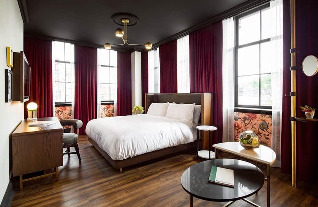 Great Relaxing Overnight Stay! 2 Convenient Units, Rooftop Bar, Coffeehouse