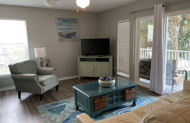 Great time to drive down to the beach! Great condo! Read our reviews.