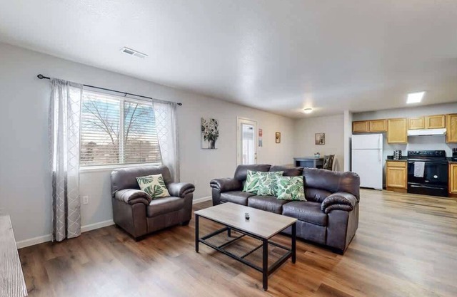 Great Two King-Bed Rooms Near Airport | Ideal Stay!