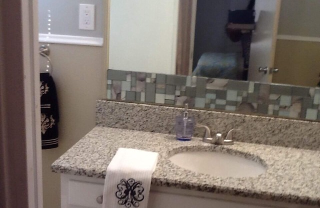 Great updated Long Island Entire Apartment Nr Airport, Beaches, Train, College