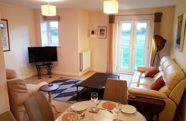 Great View, Parking, Sleeps 6, 3 bedrooms, 4 Beds, Easy walk to town
