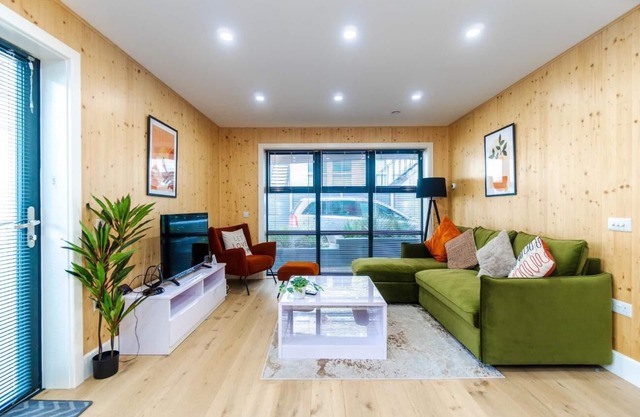Green Mews 2 with Free Parking | By My Getaways