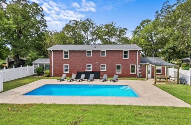 Greenville Central Retreat With Pool - Sleeps 11