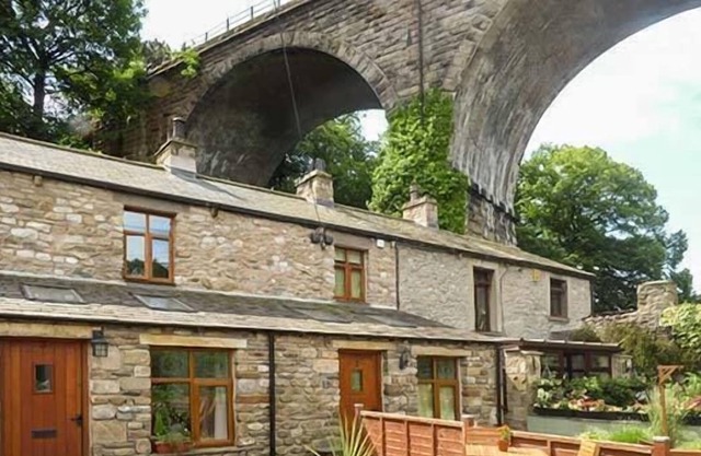 GRETA COTTAGE, character holiday cottage, with open fire in Ingleton
