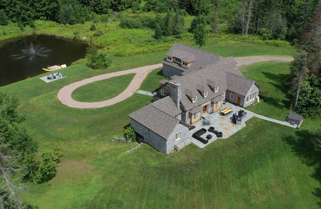 Greystone Manor - An isolated 30 Acres in Stowe, with Hot Tub!