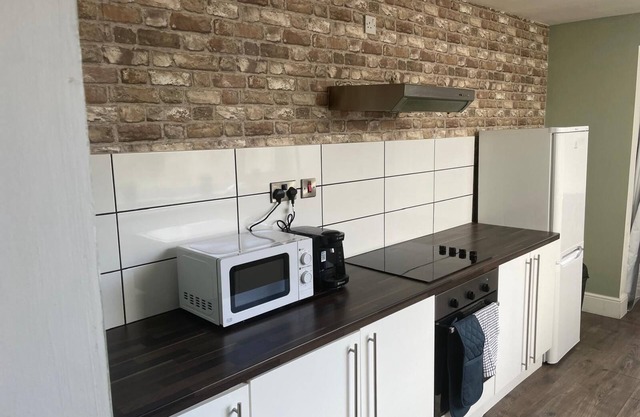 Grimsby Retreat, 4 Bed Spacious House
