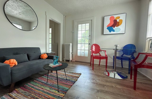 Groovy 1 Bedroom Apartment in Woodstock - AC & WiFi!