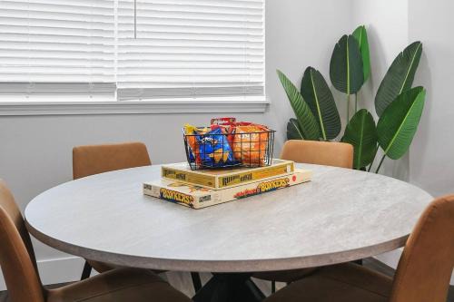 Groovy Getaway king suites, sleeps 8, dogs ok