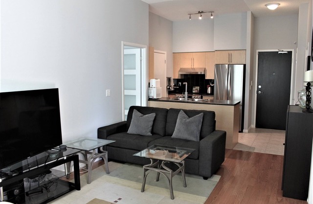 *Ground Floor 2BR 2BA Patio/Pool/Gym/BBQ/Prkg/Lake *Famous Waterpark City Condos