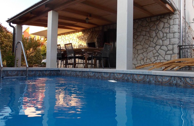 Ground floor apartment - Njivice center, terrace, pool, air conditioning, satellite TV, WiFi