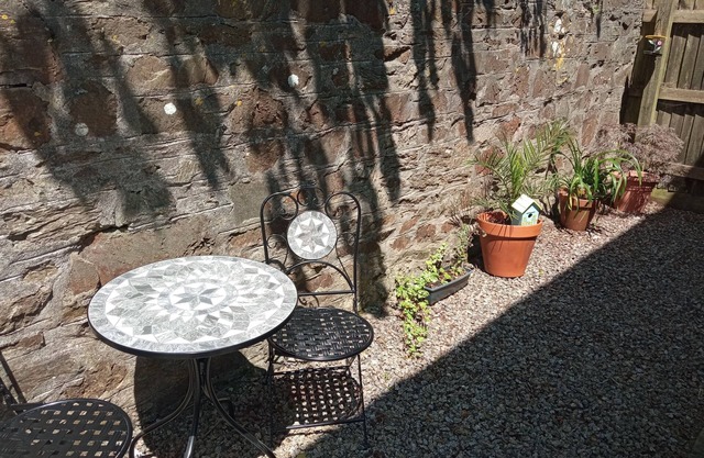 Ground Floor Apt With Garden & Parking Sleeps 2