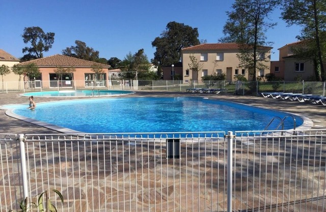 Ground floor. 2 separate bedrooms. 6 persons. Swimming pool. Beach. Mountain view