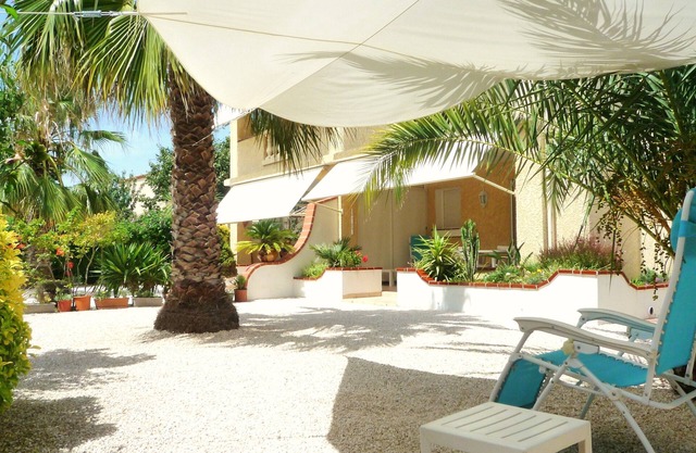 ground floor of a beautiful villa, private garden, 200m from shops