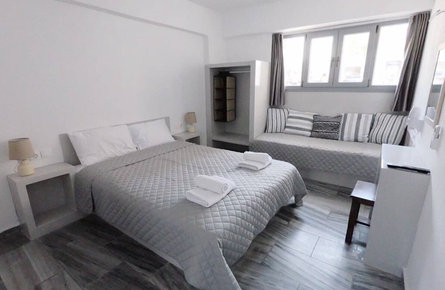 Ground floor Triple Room 30 meters from Perissa Beach