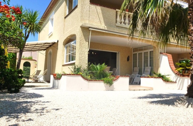 Ground floor very nice villa 200m beach, private garden, carport, WiFi, quiet area