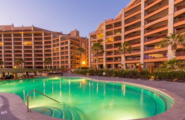 Ground Floor! Walk from private patio to Beach, Pool, Swim-up Bar, Jacuzzis!