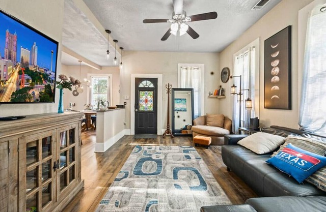 Group Getaway Backyard Theater Close to River Walk