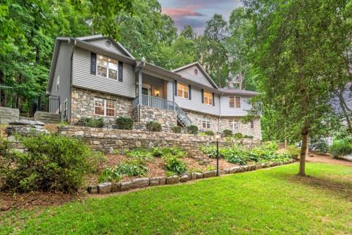 Group Getaway Hot Tub Firepit