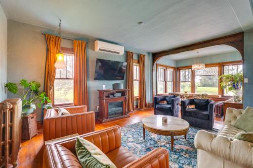 Group Getaway Luxe Farmhouse in Mt Horeb!