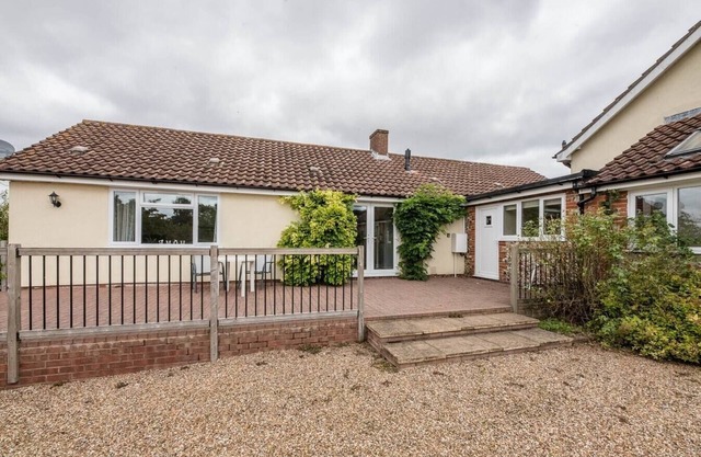 Grove Farm Annexe WITH SWIMMING POOL, DALLINGHOO