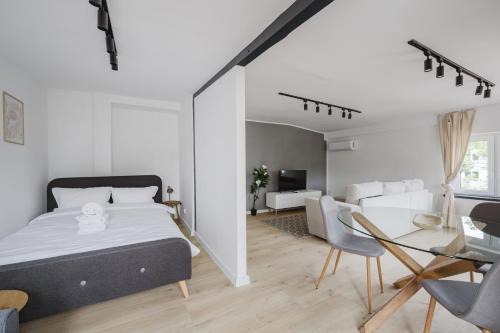 Grunwald Raszyńska Bright Apartment by BookingHost