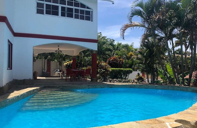 Guest-friendly 7BD villa, pool/billiard table/games, Wi-Fi/cable TV/AC/BBQ