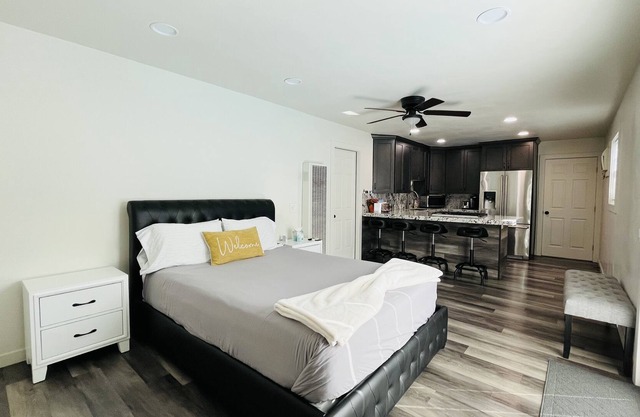 Guest House Amongst the Oaks with Pool, Close to Town