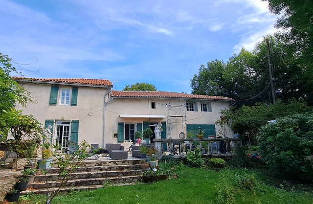 Guest House 'La Bougainvilliére' with Private Terrace, Private Garden and Wi-Fi