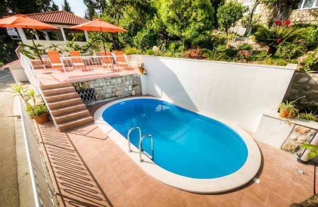 Guest House Villa Nina- Comfort Triple Room with Balcony and Sea View (S1 - crvena)