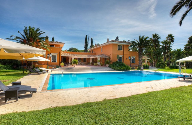 Guest house with pool, soccer field, tennis court, beach volleyball, m990