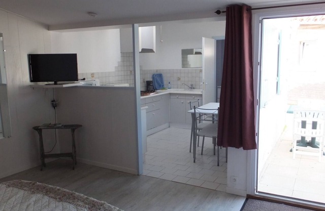 Guest Room 3 - "The Studio" with Shared Garden