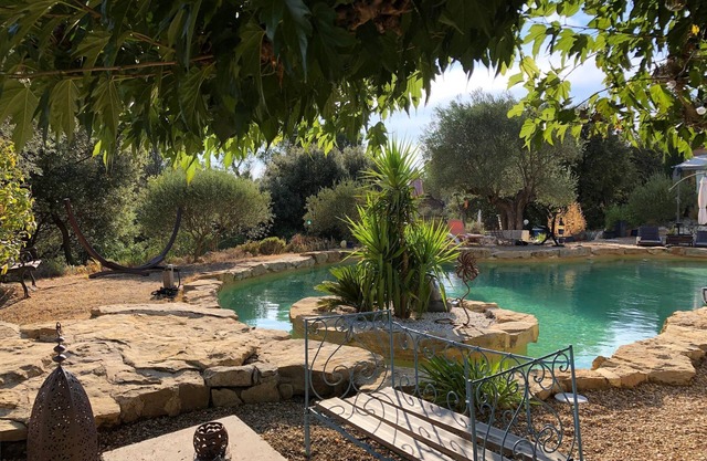 Guest Room Luxurious With Swimming Pool In Parc Of Luberon