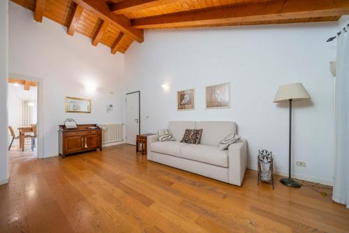 GuestHost - Lovely Apartment X6 with Balcony