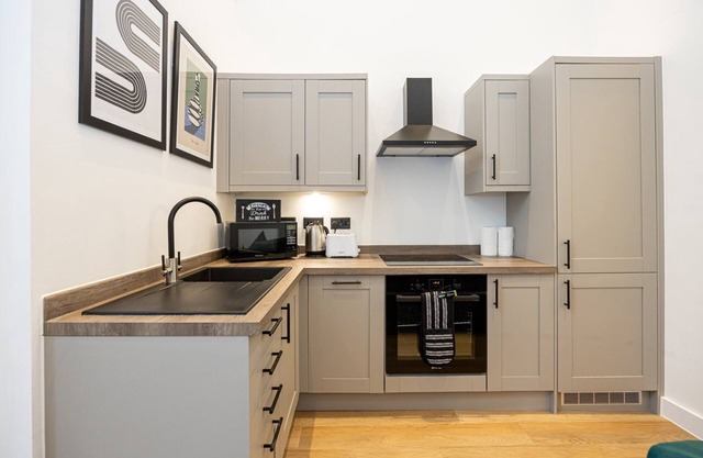 GuestReady - Chic Comfort in Stockport