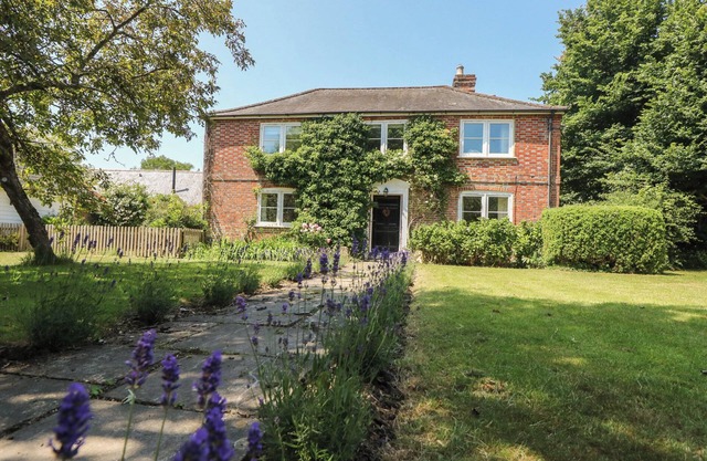 GUILDFORD FARMHOUSE, family friendly in Newport, Isle Of Wight