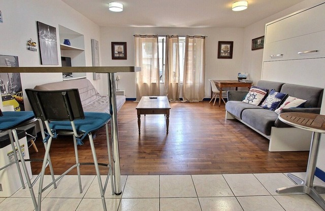 Guilvinec center two-room apartment - sleeps 6 - Reservations possible per night